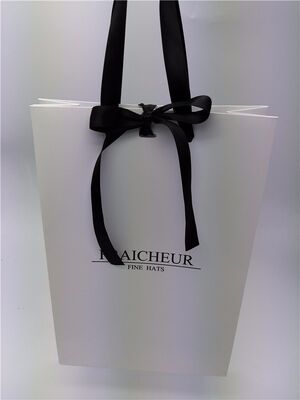 お買い得 折りたたむスペース節約 白いアート紙から作られたリサイクル ギフトバッグ パーソナライズ可能なロゴとリボン色 オンライン
