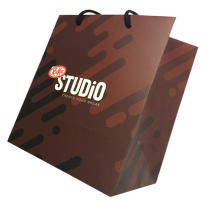 お買い得 リサイクル ギフト バッグ 折りたたむ紙の買い物 バッグ 黒い曲がったロープハンドルとギフトのためのカスタムサイズオプション オンライン